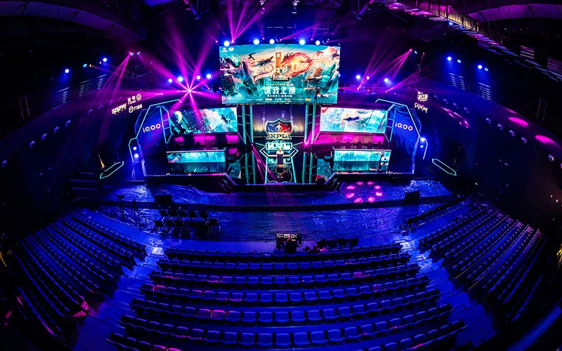 Arena de esports con pantallas y luces neón